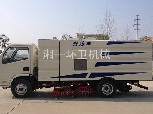 扫路车